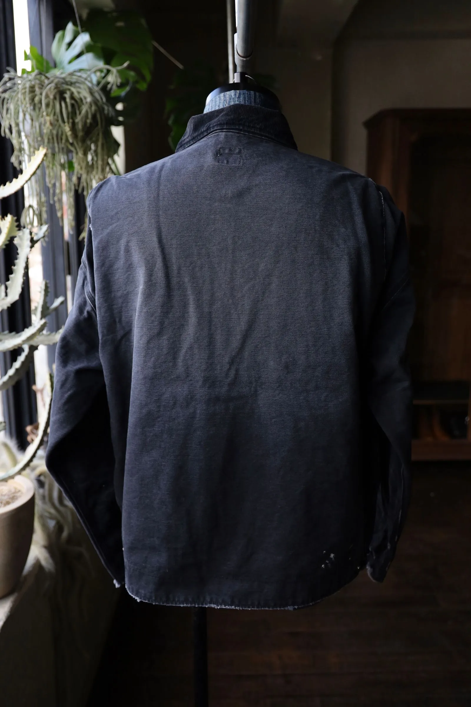 SAINT Mxxxxxx DETROIT JACKET/DRUG/BLK Detroit Workwear Washed and Distressed Jacket Washed Black S-XL A super heavy-duty Detroit jacket. It took more than 3 months to develop. All details. No detail. Complete reproduction and restoration. Customized washed and faded Assute canvas fabric. Rewashed the watermark to make the bones irregular and white. MX6 LOGO buttons, molded custom placket with LOGO zipper, no special shape zipper on chest